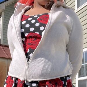 Hello! Today I’ll be selling a large white sweater from Fiorlini International